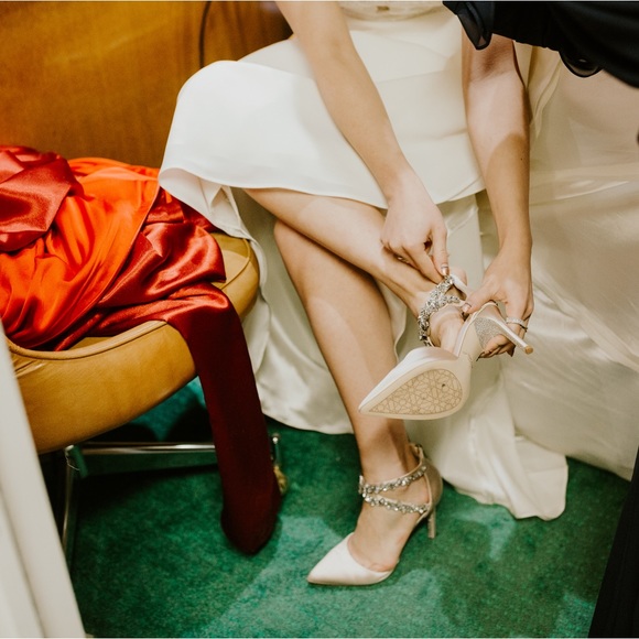 Badgley Mischka: Jazmine Pump - Picture 5 of 10